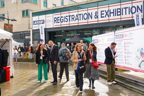 (c) UKREiiF - Registration Crowds  (4)